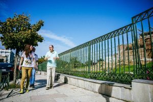 Διεθνείς φοιτητές Erasmus περπατούν το κέντρο της Πάτρας, με ξεναγό το Welcome to UP 2025